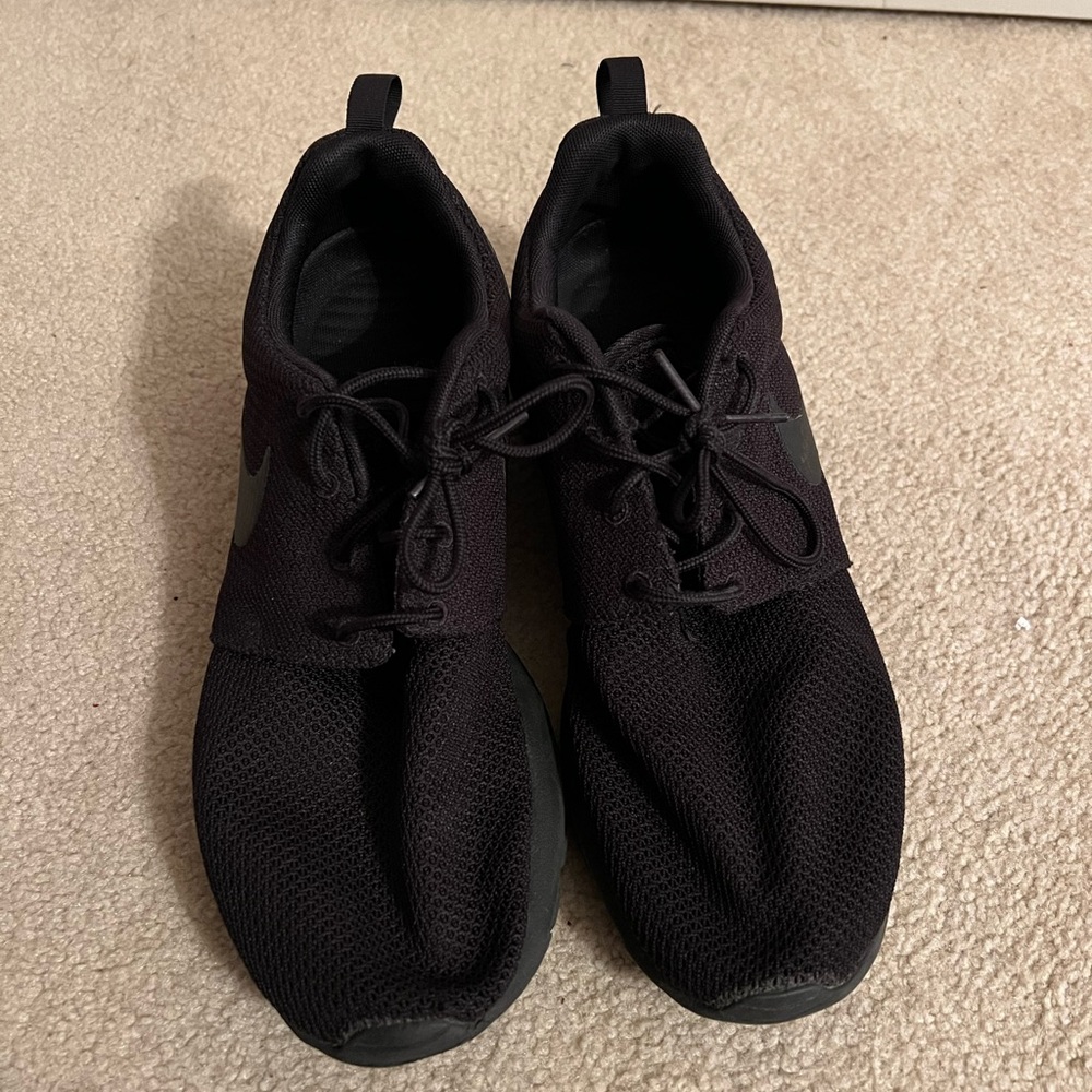 Nike Men's Roshe Run in Triple Black